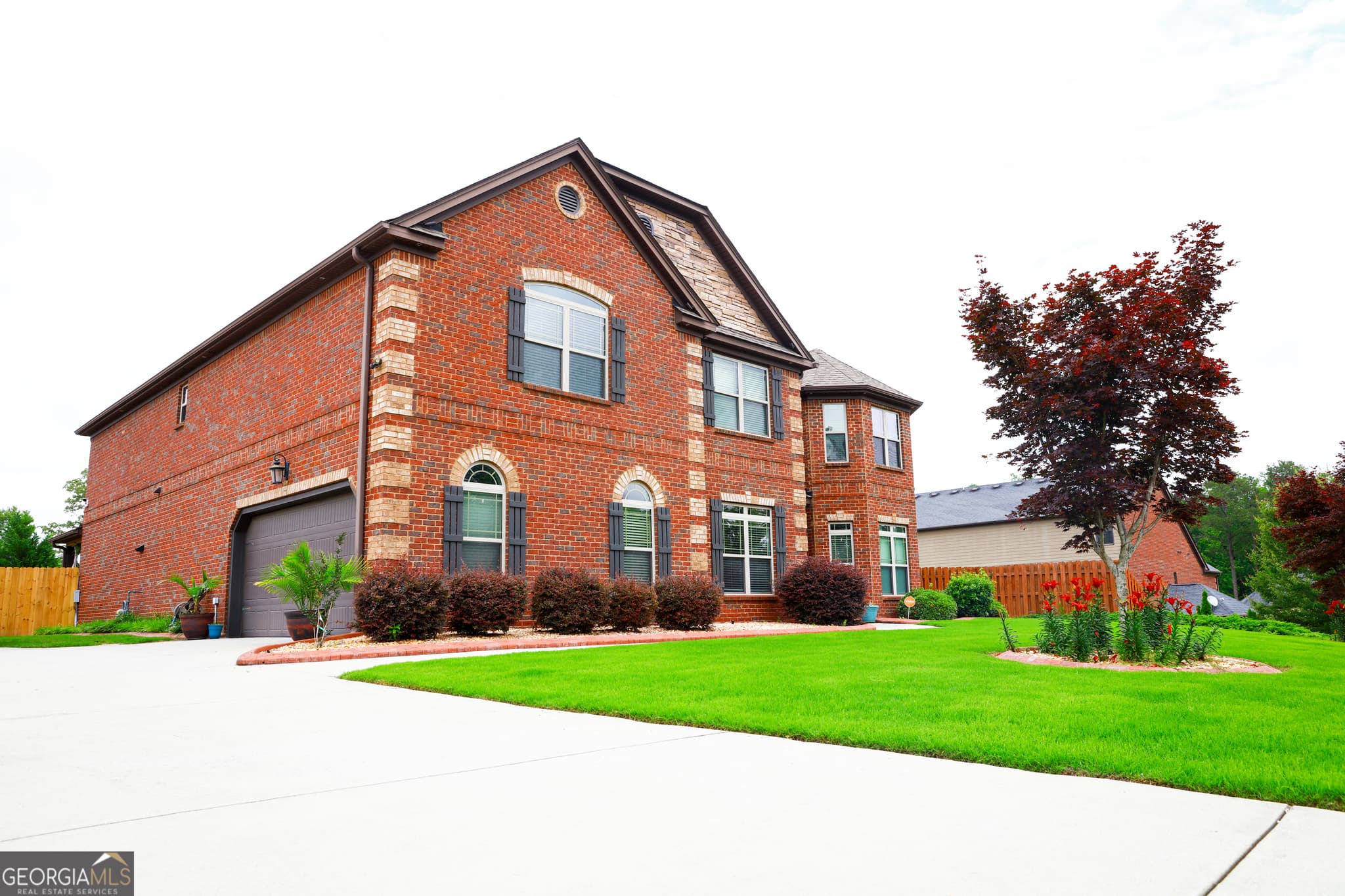 5 bedroom, 3.5 bathroom, 5,300 sq ft single family residence for sale at 5626 Casa Blanca Lane, Atlanta, GA 30331 — photo 4