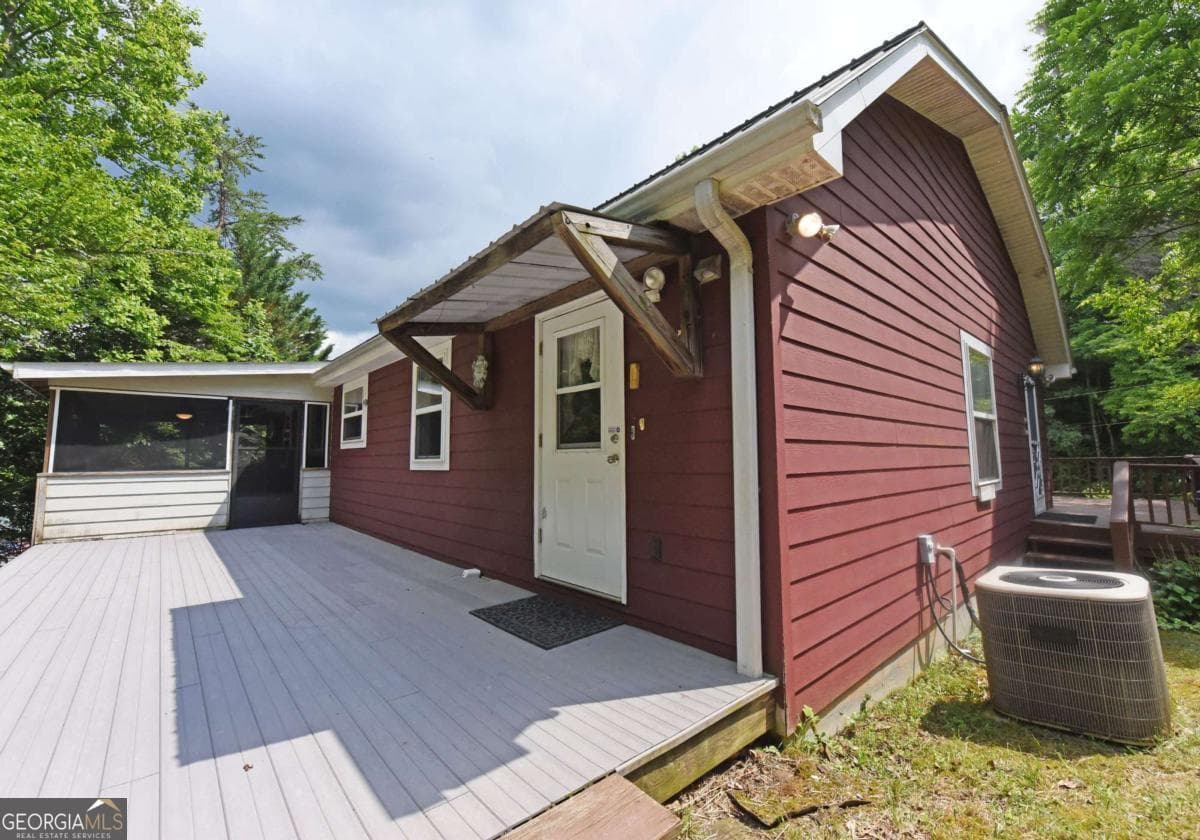 2 bedroom, 3.5 bathroom, 3,000 sq ft single family residence under contract at 34 Summerhill Lane, Blairsville, GA 30512 — photo 2