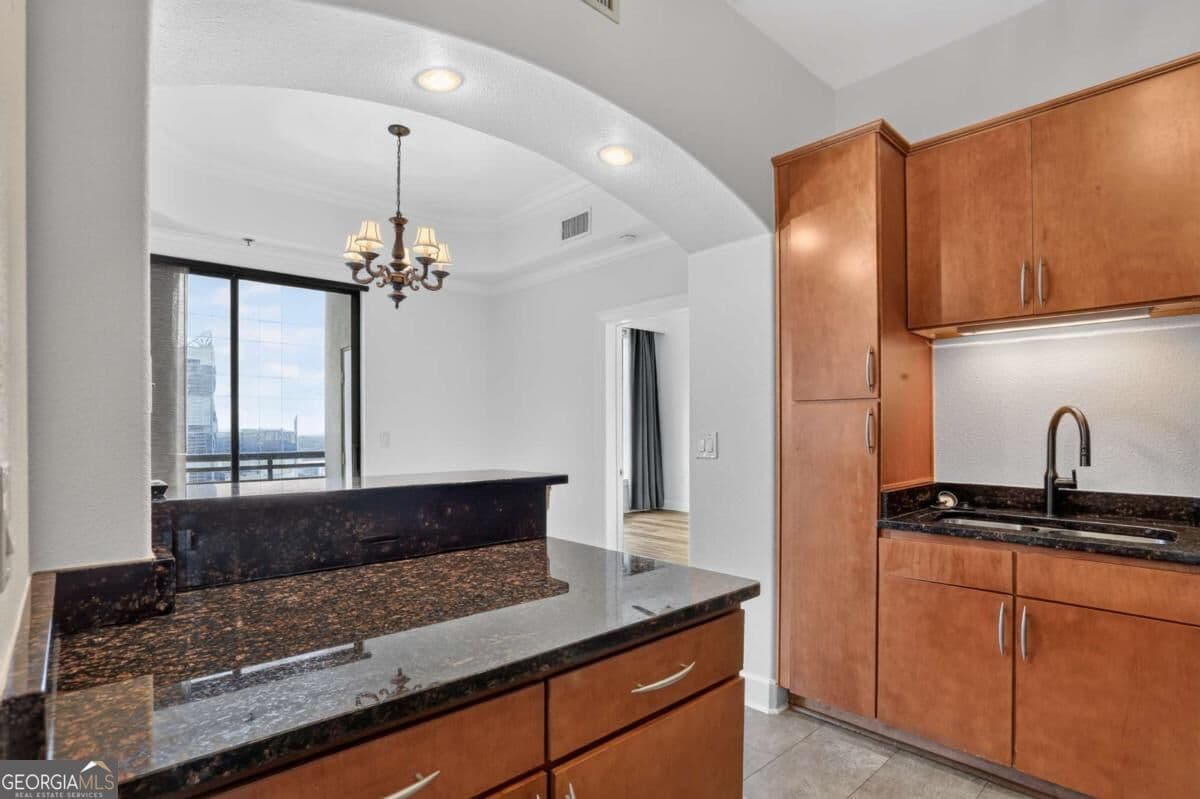 2 bedroom, 2 bathroom, 1,363 sq ft condominium for sale at 3445 Stratford Road 2307, Atlanta, GA 30326 — photo 6