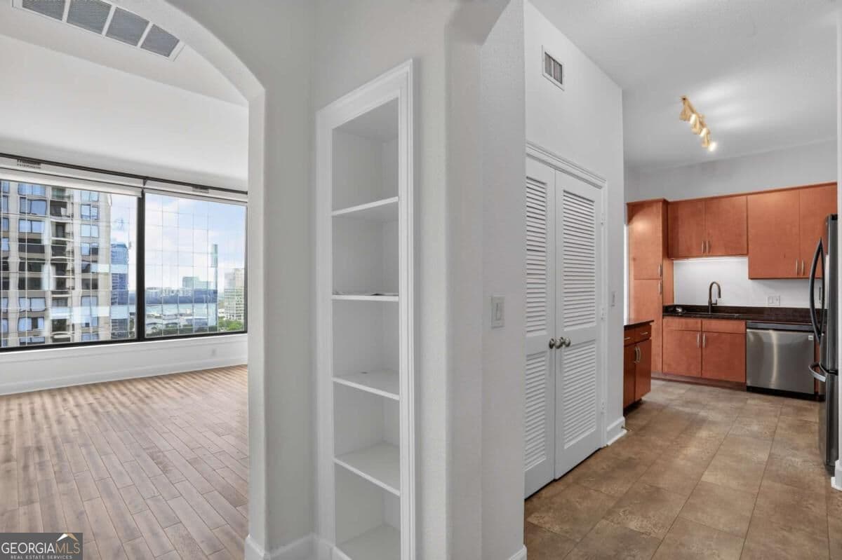 2 bedroom, 2 bathroom, 1,363 sq ft condominium for sale at 3445 Stratford Road 2307, Atlanta, GA 30326 — photo 3