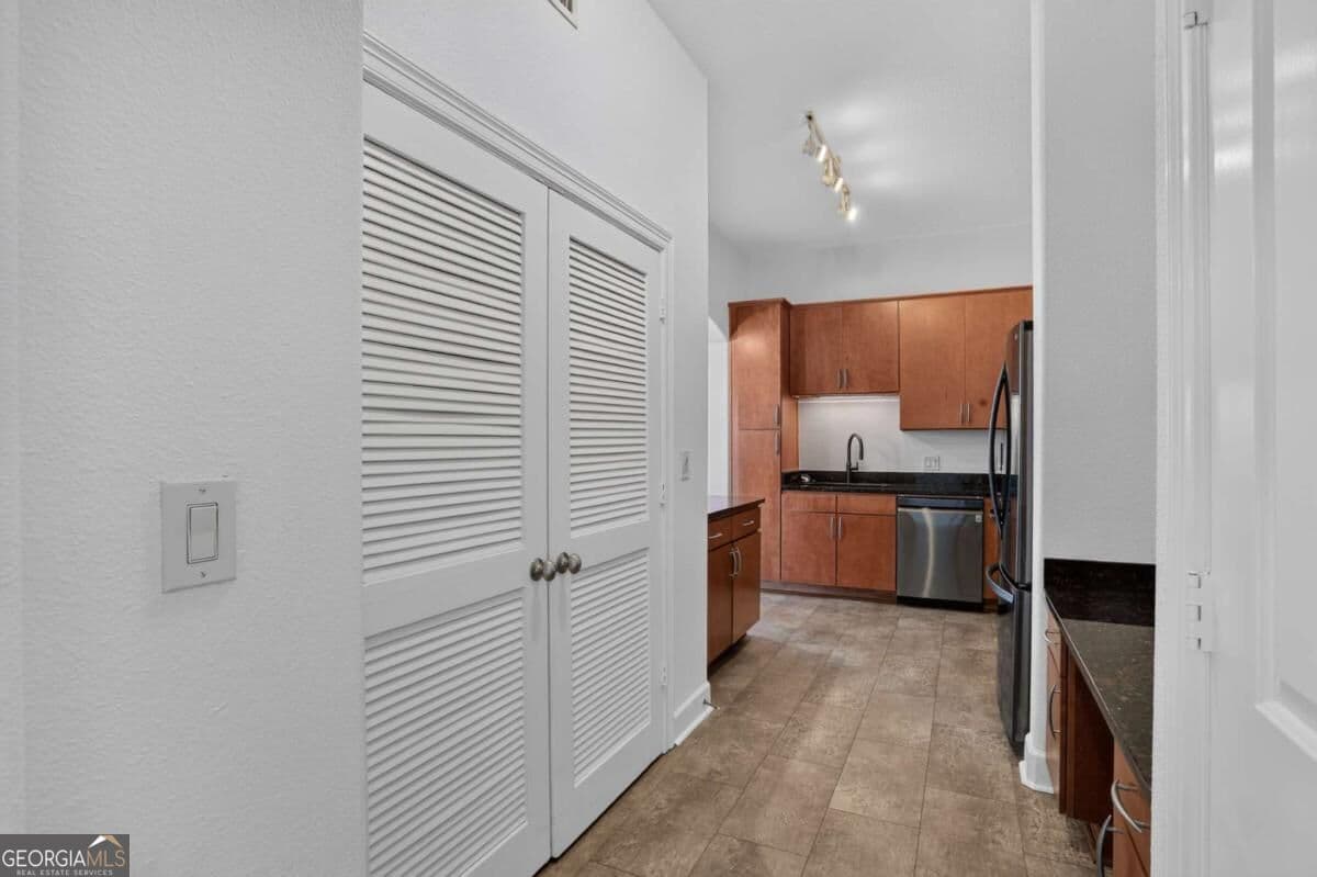 2 bedroom, 2 bathroom, 1,363 sq ft condominium for sale at 3445 Stratford Road 2307, Atlanta, GA 30326 — photo 5
