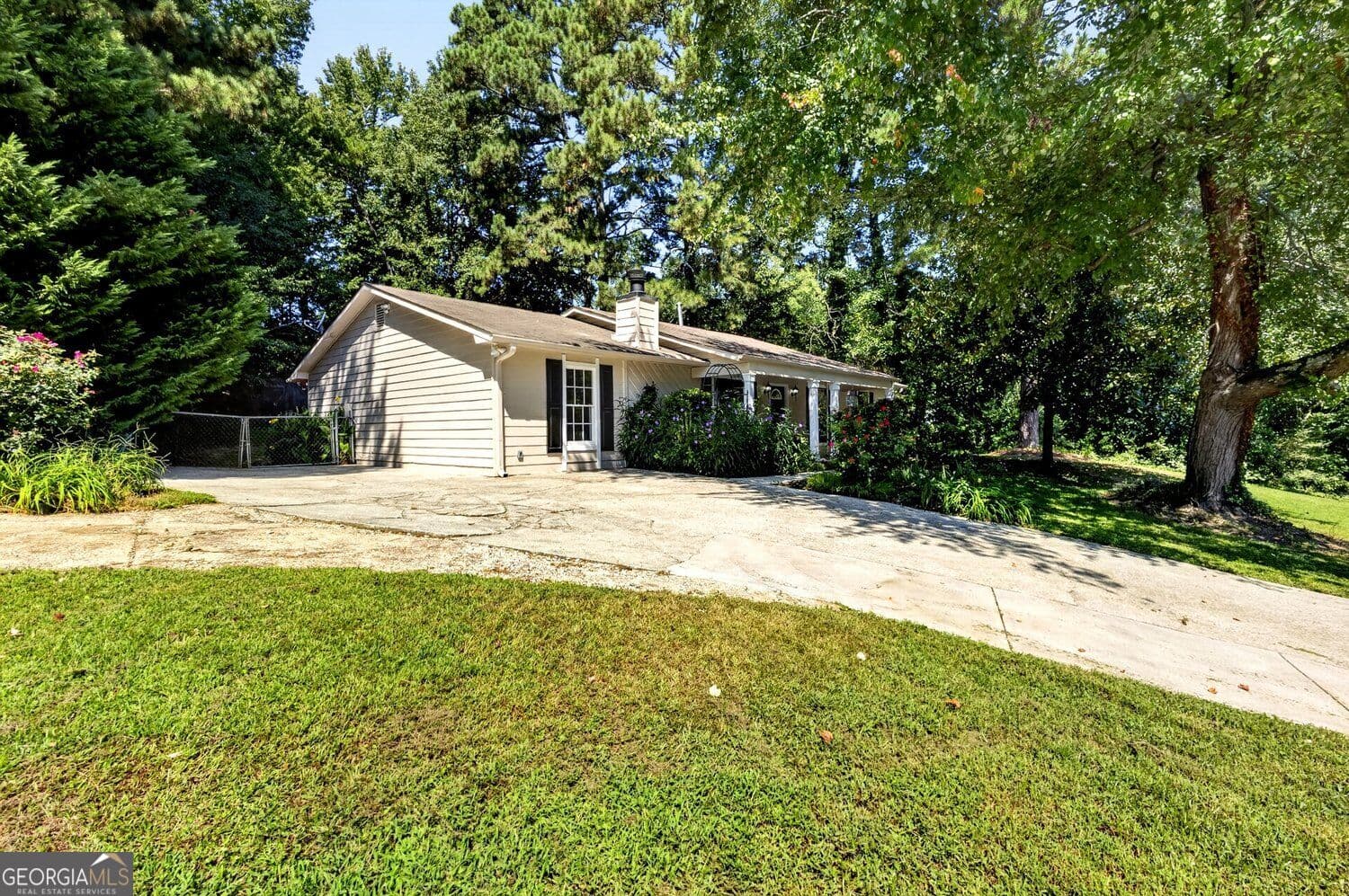 4 bedroom, 2 bathroom, 1,680 sq ft single family residence for sale at 850 The Circle, Lawrenceville, GA 30043 — photo 2