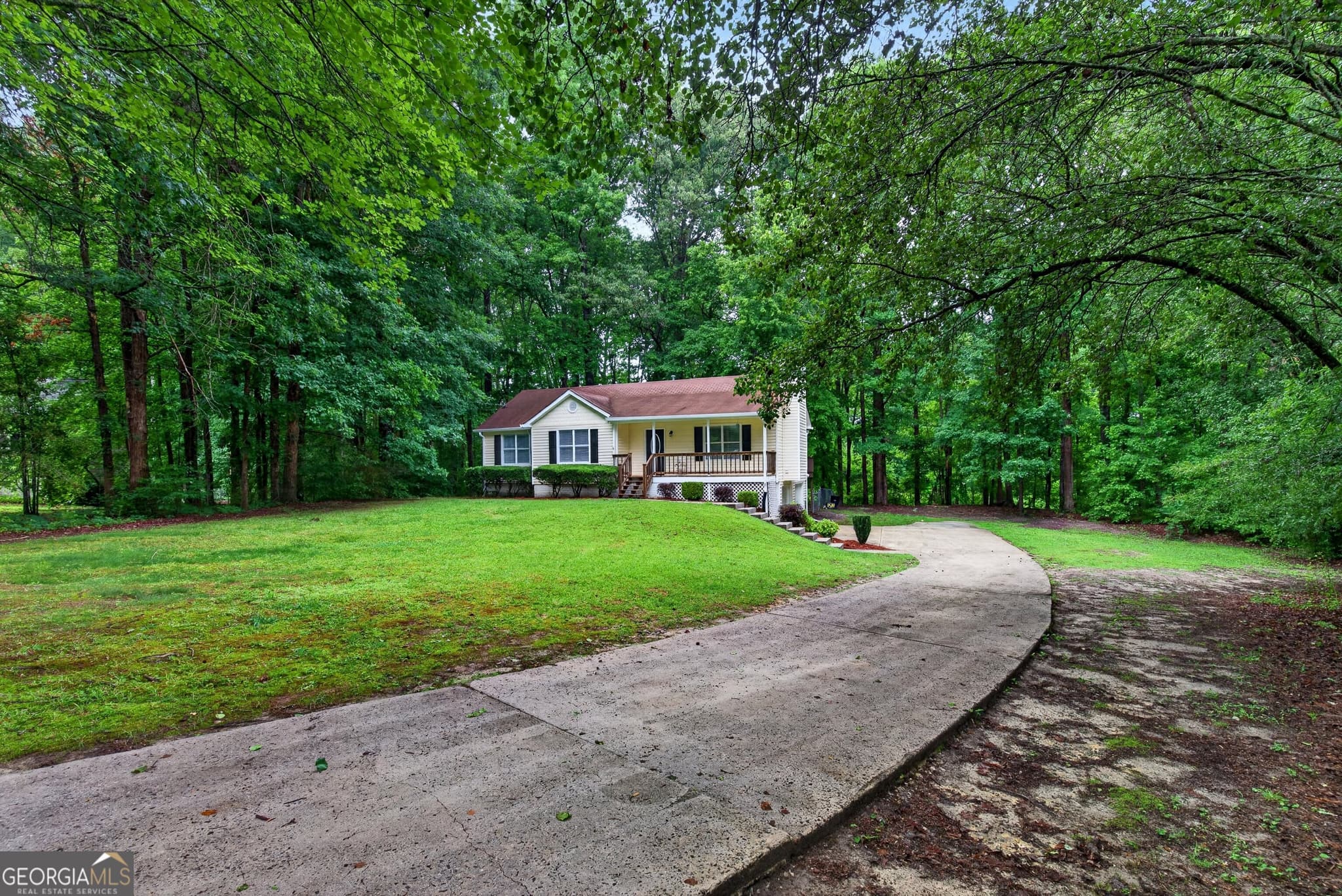 3 bedroom, 2 bathroom, 1,888 sq ft single family residence for sale at 126 Doe Run Drive, Sharpsburg, GA 30277 — photo 3