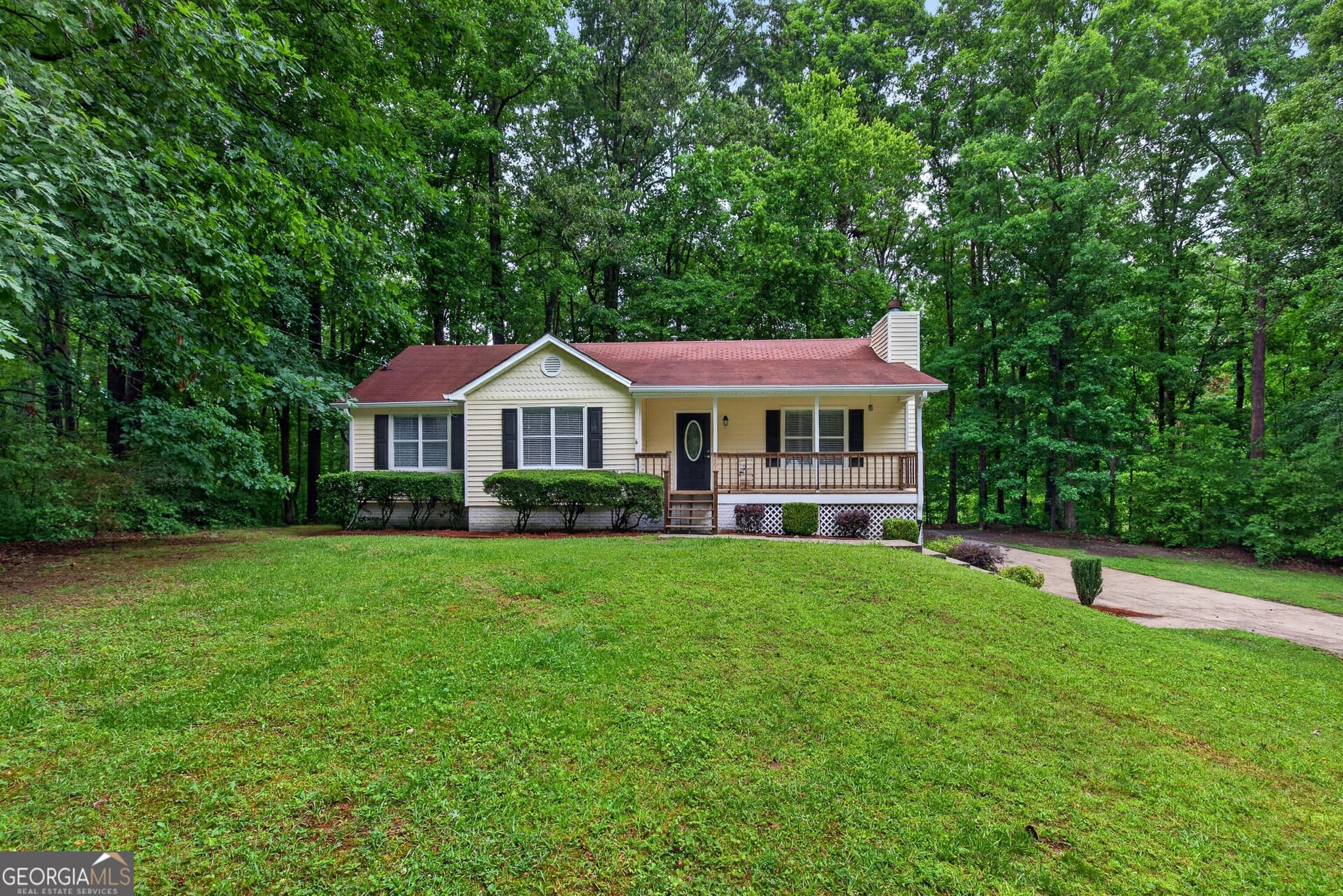 3 bedroom, 2 bathroom, 1,888 sq ft single family residence for sale at 126 Doe Run Drive, Sharpsburg, GA 30277 — photo 1 of 43