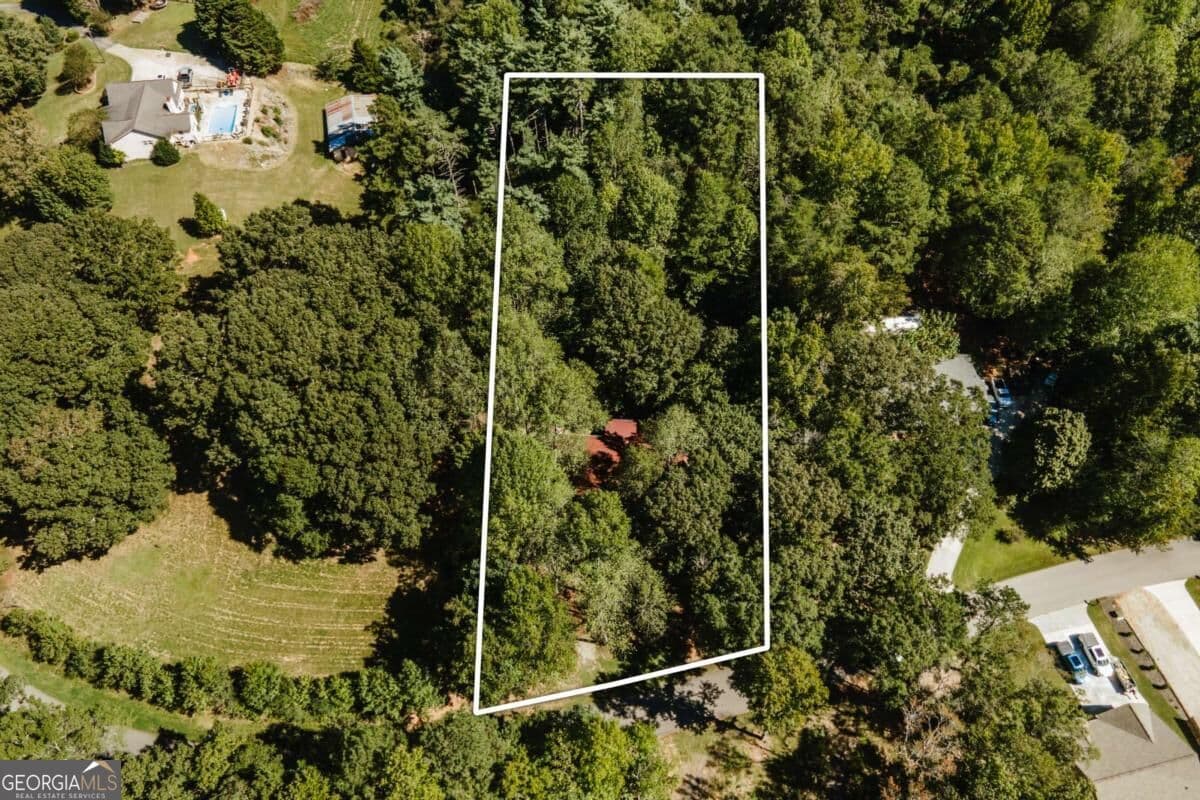 3 bedroom, 2 bathroom, 1,782 sq ft cabin,single family residence for sale at 3383 Wolf Drive, Gainesville, GA 30506 — photo 6
