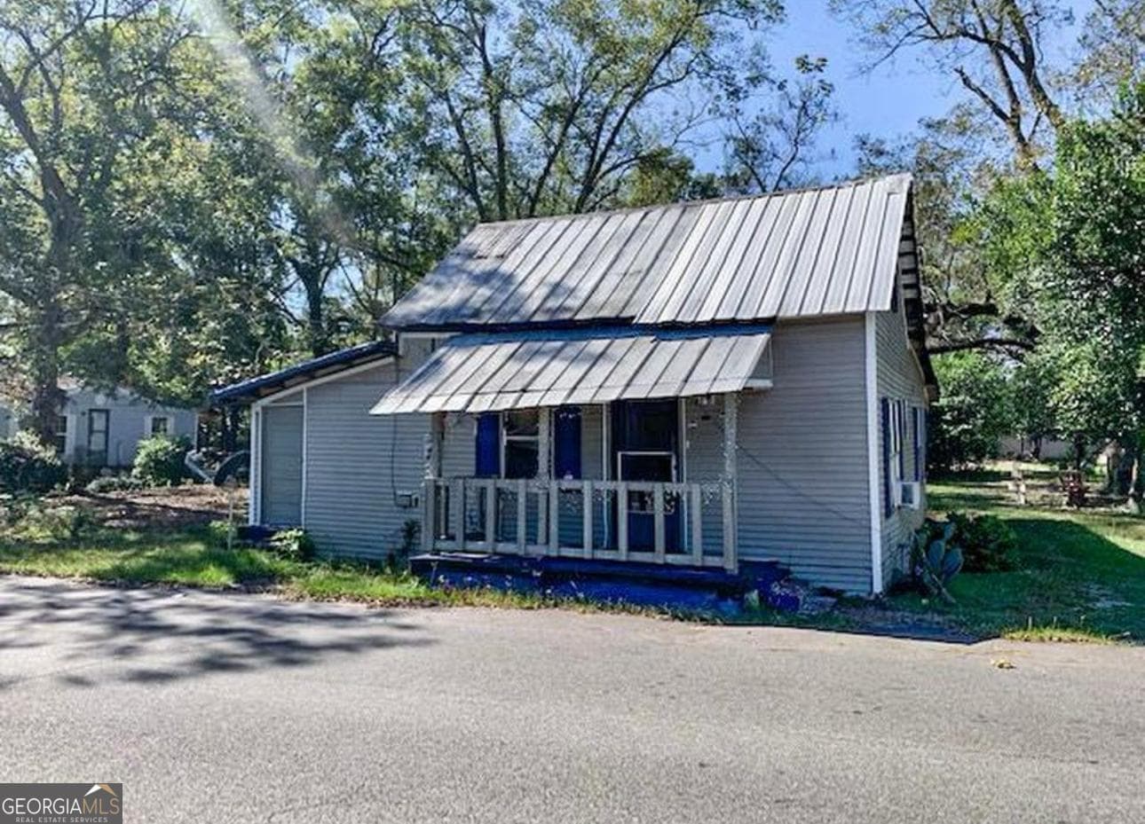 2 bedroom, 1 bathroom, 827 sq ft single family residence sold at 235 Johnson Street, Millen, GA 30442