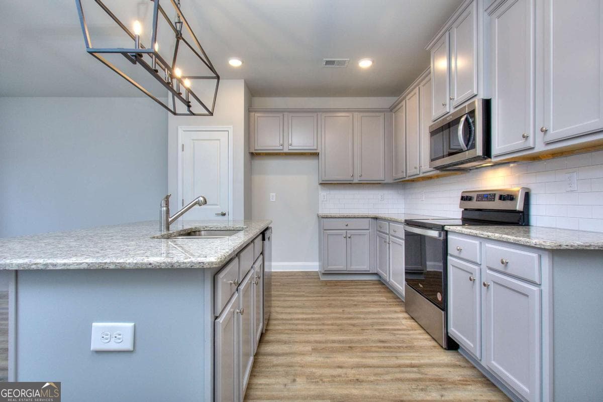 3 bedroom, 2.5 bathroom townhouse for sale at 111 Greenview Court, Homer, GA 30547 — photo 5