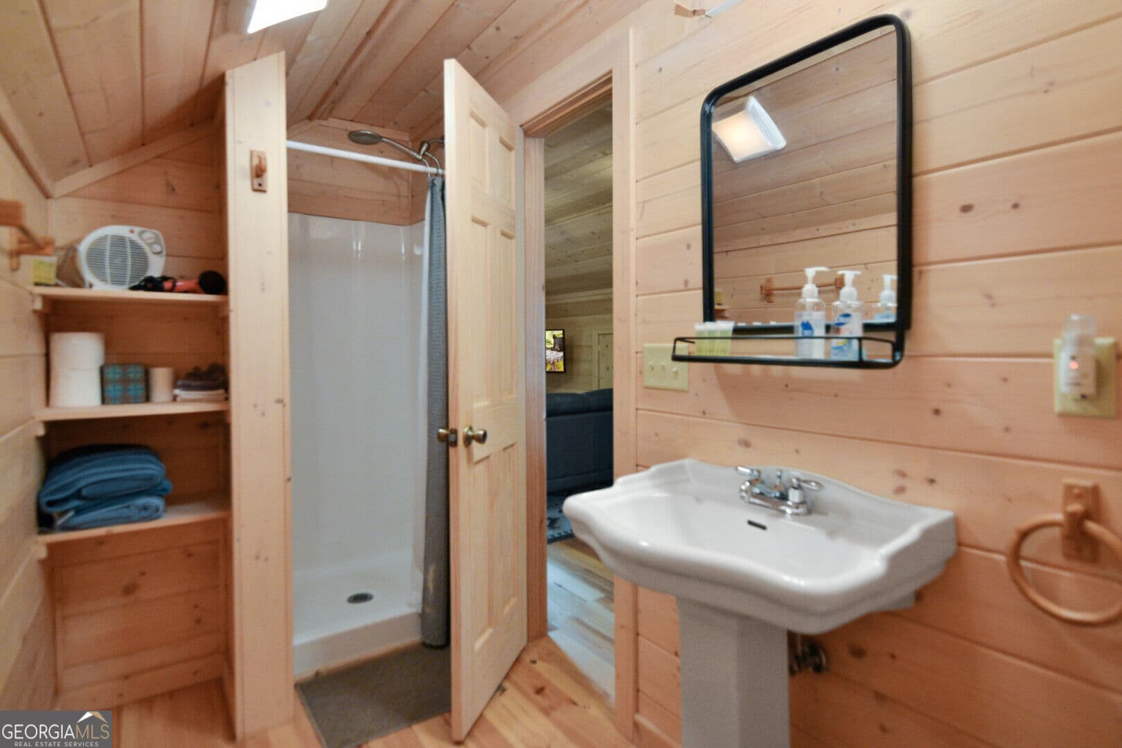 3 bedroom, 3 bathroom, 1,684 sq ft cabin,single family residence for sale at 145 Lake Ridge Drive, Blue Ridge, GA 30513 — photo 9