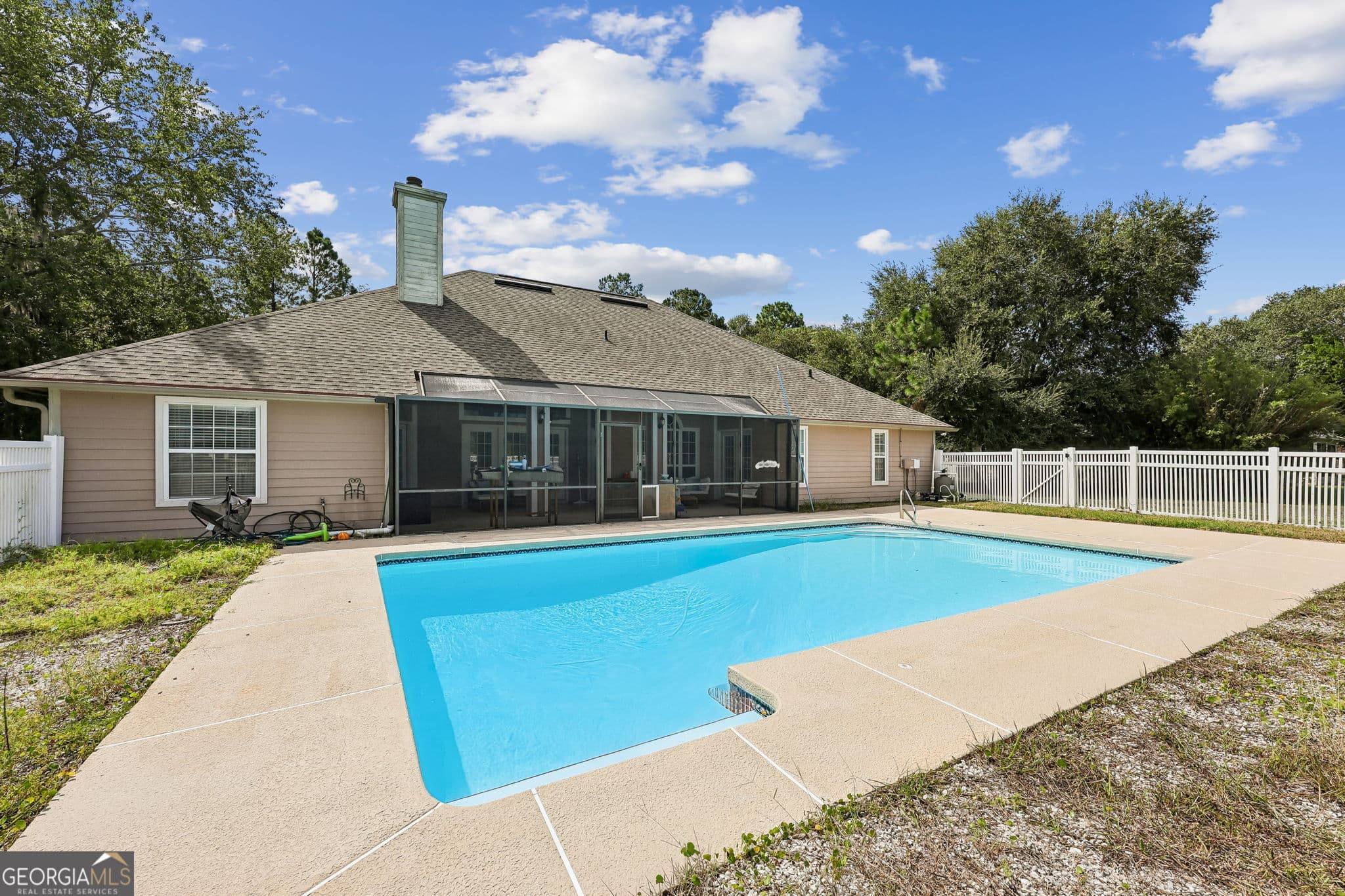 4 bedroom, 2 bathroom, 2,220 sq ft single family residence for sale at 209 Lake Manor Drive, Kingsland, GA 31548 — photo 2