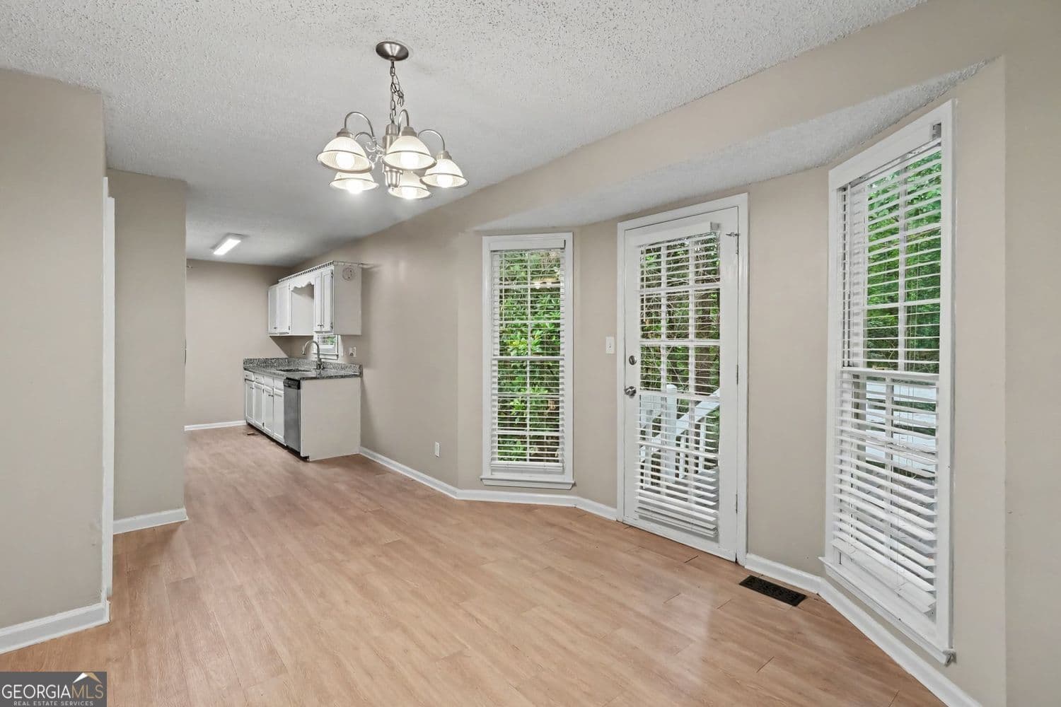 3 bedroom, 2 bathroom, 1,372 sq ft single family residence for sale at 72 Amber Way, Dallas, GA 30157 — photo 3