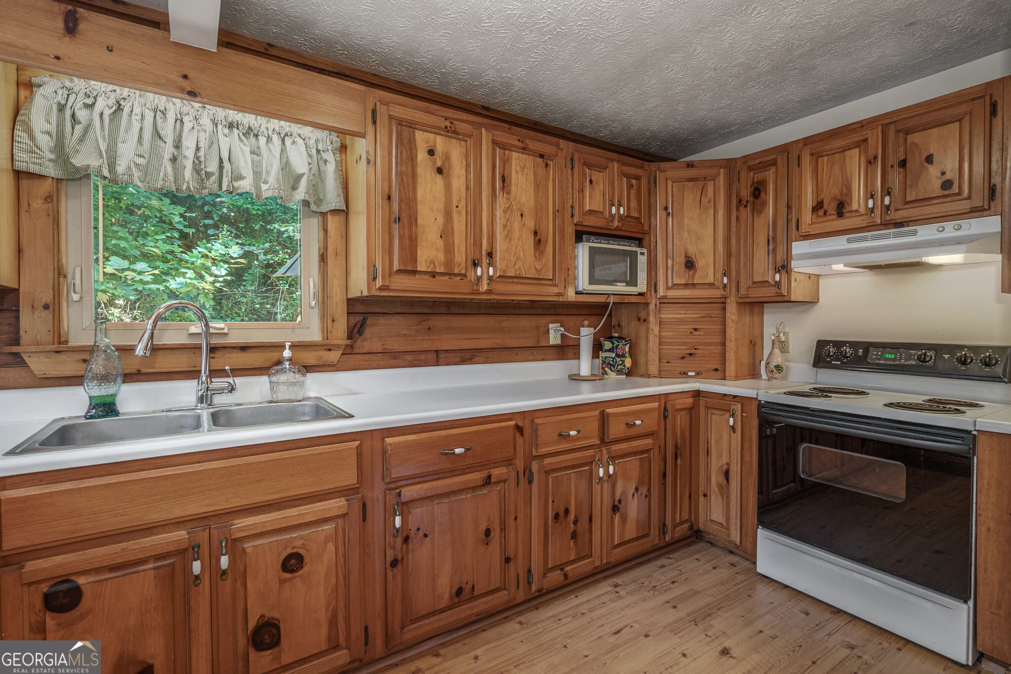 2 bedroom, 2 bathroom, 1,242 sq ft cabin,single family residence for sale at 525 Beaver Ridge Road, Murphy, NC 28906 — photo 8