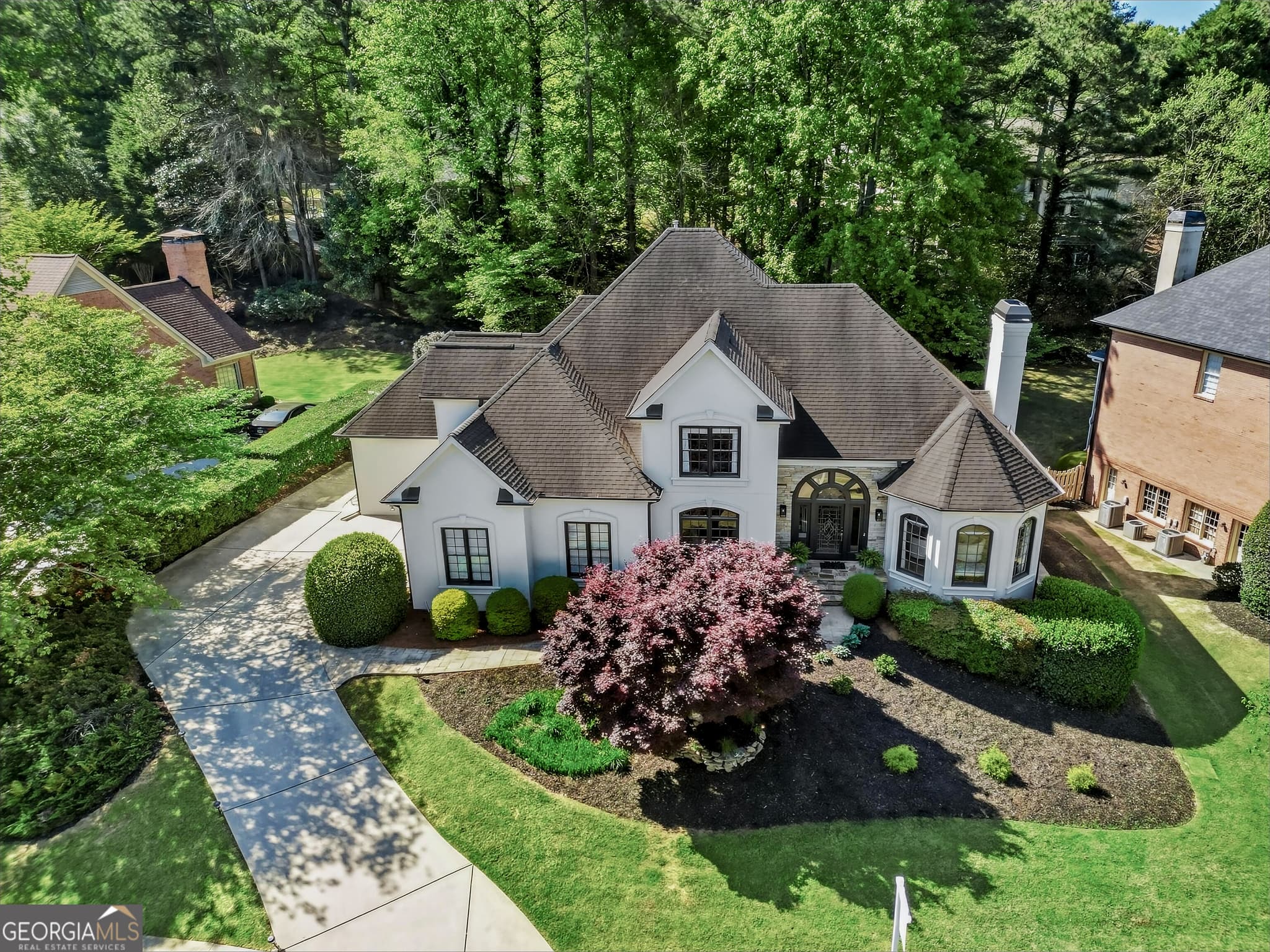 6 bedroom, 4.5 bathroom, 5,905 sq ft single family residence for sale at 9170 Nesbit Lakes Drive, Alpharetta, GA 30022 — photo 2