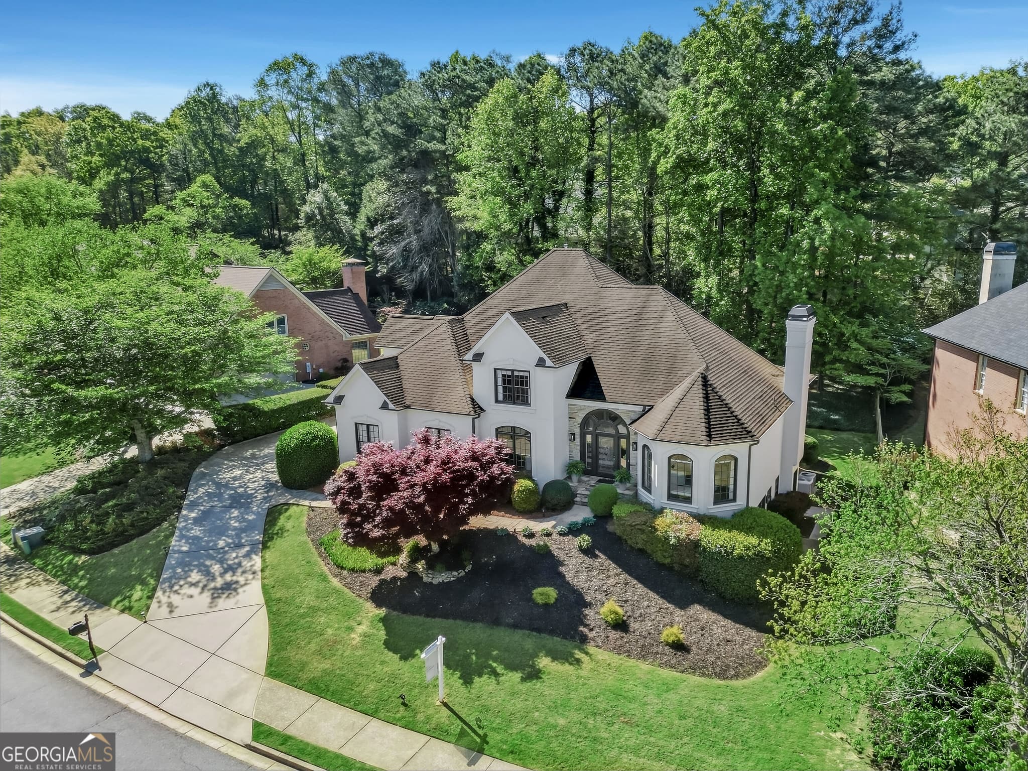 6 bedroom, 4.5 bathroom, 5,905 sq ft single family residence for sale at 9170 Nesbit Lakes Drive, Alpharetta, GA 30022 — photo 1 of 55