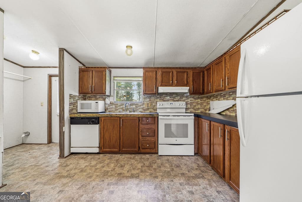 3 bedroom, 2 bathroom, 1,344 sq ft manufactured home,single family residence for sale at 2092 Sand Rock Avenue, Sand Rock, AL 35983 — photo 4