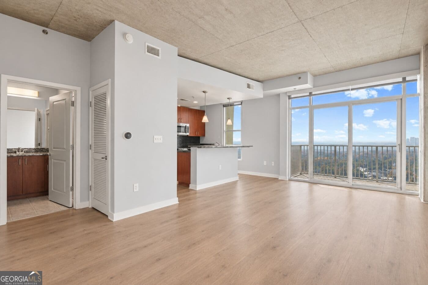 1 bedroom, 1 bathroom, 792 sq ft condominium for sale at 250 Pharr Road 1914, Atlanta, GA 30305 — photo 1 of 50