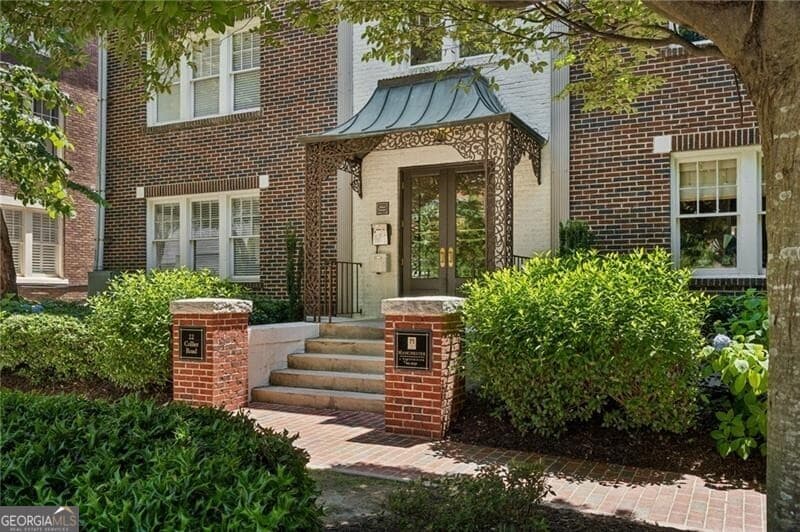 1 bedroom, 1 bathroom, 990 sq ft condominium sold at 22 Collier Road 7, Atlanta, GA 30309