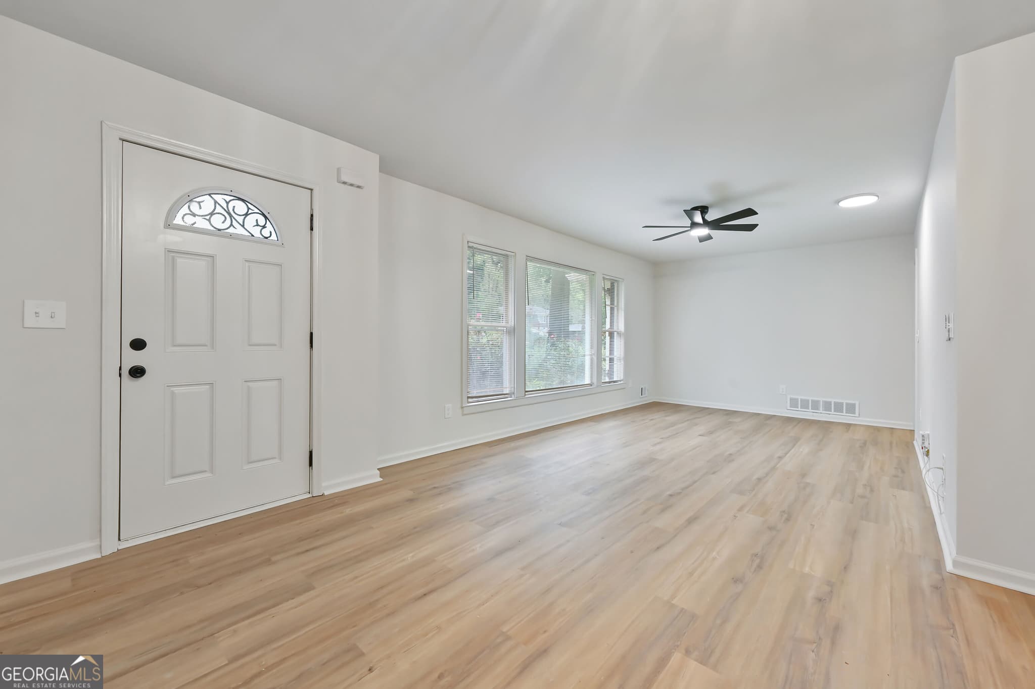 4 bedroom, 3 bathroom, 1,250 sq ft single family residence for sale at 2529 Riggs Drive, East Point, GA 30344 — photo 4
