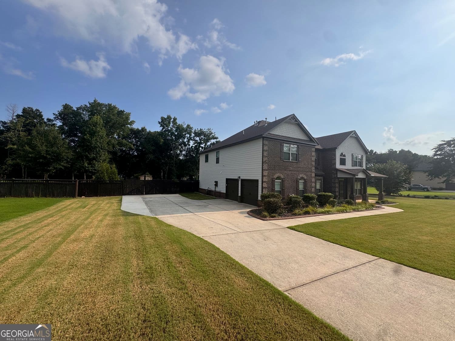 5 bedroom, 4 bathroom, 4,304 sq ft single family residence for sale at 130 Ravens Landing, Fayetteville, GA 30215 — photo 3