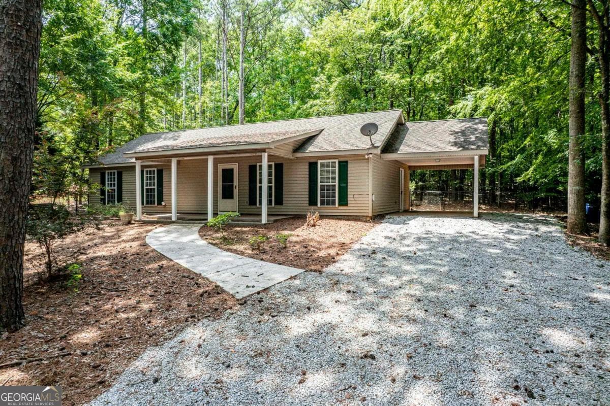 3 bedroom, 2 bathroom, 1,400 sq ft single family residence for sale at 372 East Riverbend Drive, Eatonton, GA 31024 — photo 2