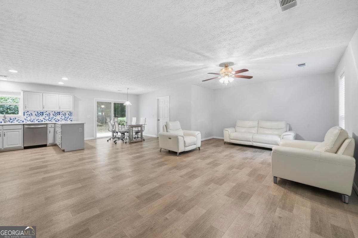 3 bedroom, 2 bathroom, 1,400 sq ft single family residence for sale at 372 East Riverbend Drive, Eatonton, GA 31024 — photo 7