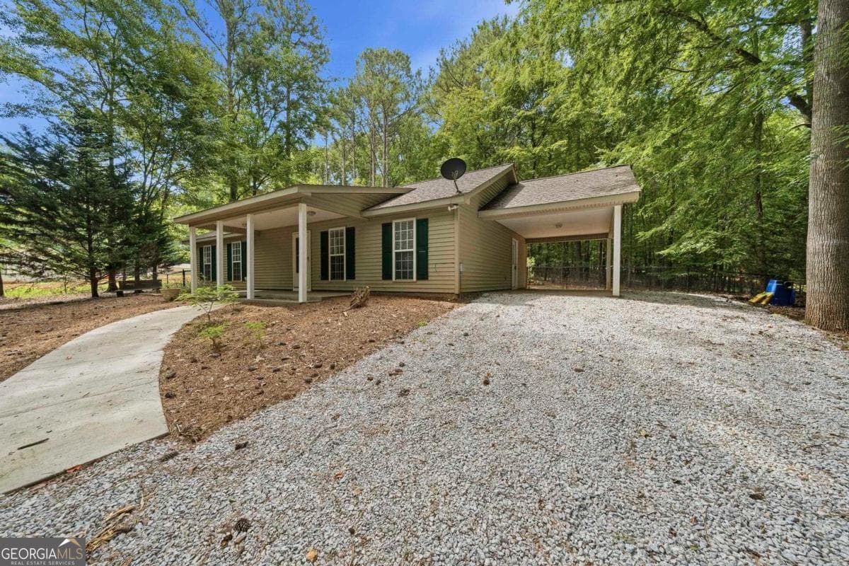 3 bedroom, 2 bathroom, 1,400 sq ft single family residence for sale at 372 East Riverbend Drive, Eatonton, GA 31024 — photo 3