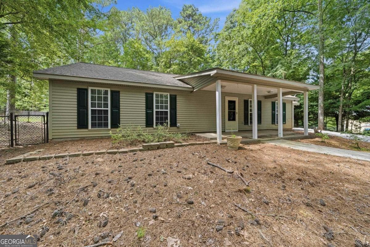 3 bedroom, 2 bathroom, 1,400 sq ft single family residence for sale at 372 East Riverbend Drive, Eatonton, GA 31024 — photo 4