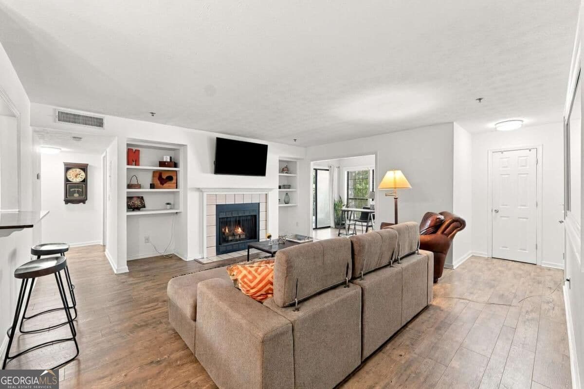 2 bedroom, 2 bathroom, 1,270 sq ft condominium for sale at 4604 Vinings Central Run 131, Atlanta, GA 30339 — photo 1 of 21