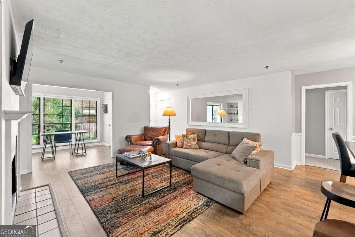 2 bedroom, 2 bathroom, 1,270 sq ft condominium for sale at 4604 Vinings Central Run 131, Atlanta, GA 30339 — photo 4
