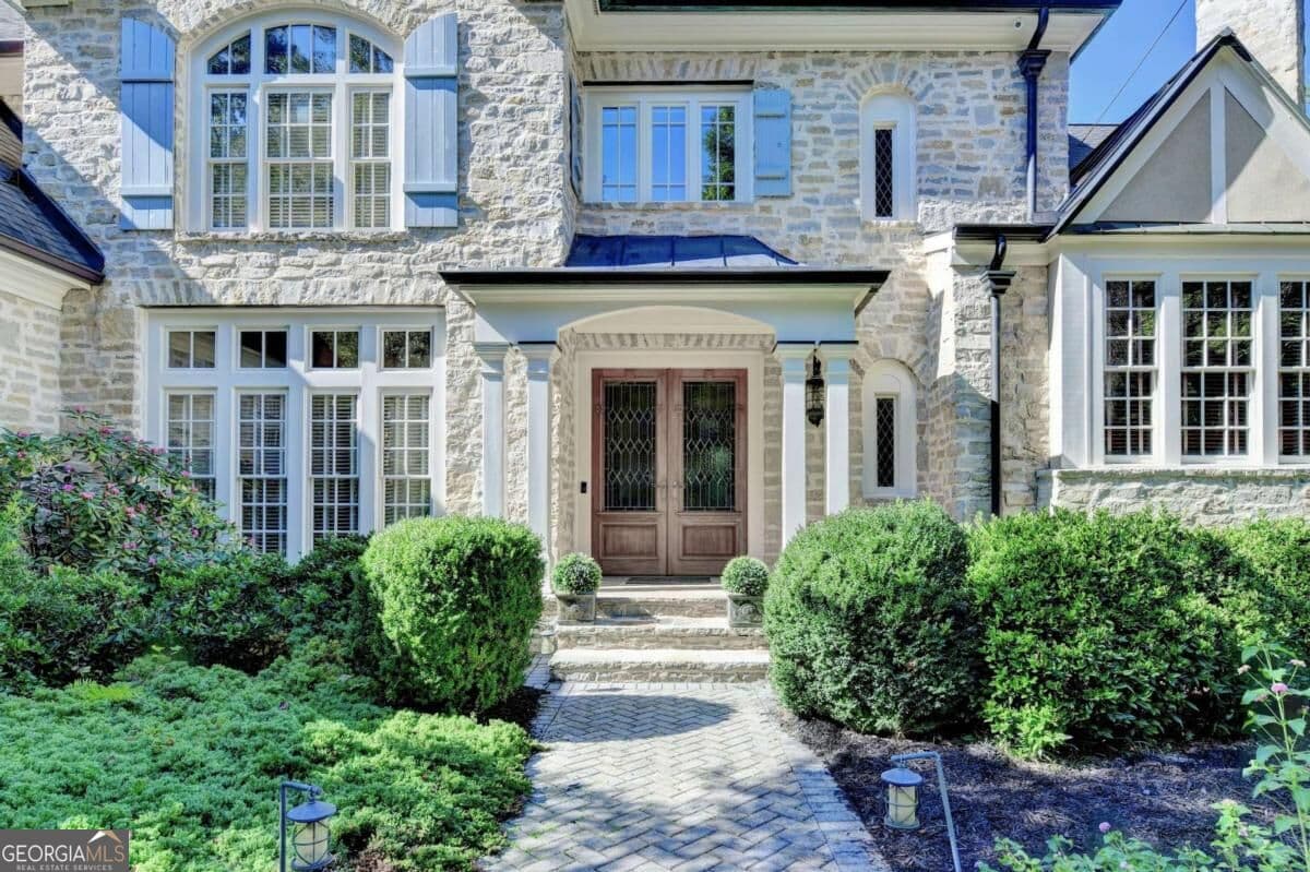 5 bedroom, 5.5 bathroom, 8,584 sq ft single family residence for sale at 440 Old Homestead Trail, Johns Creek, GA 30097 — photo 3