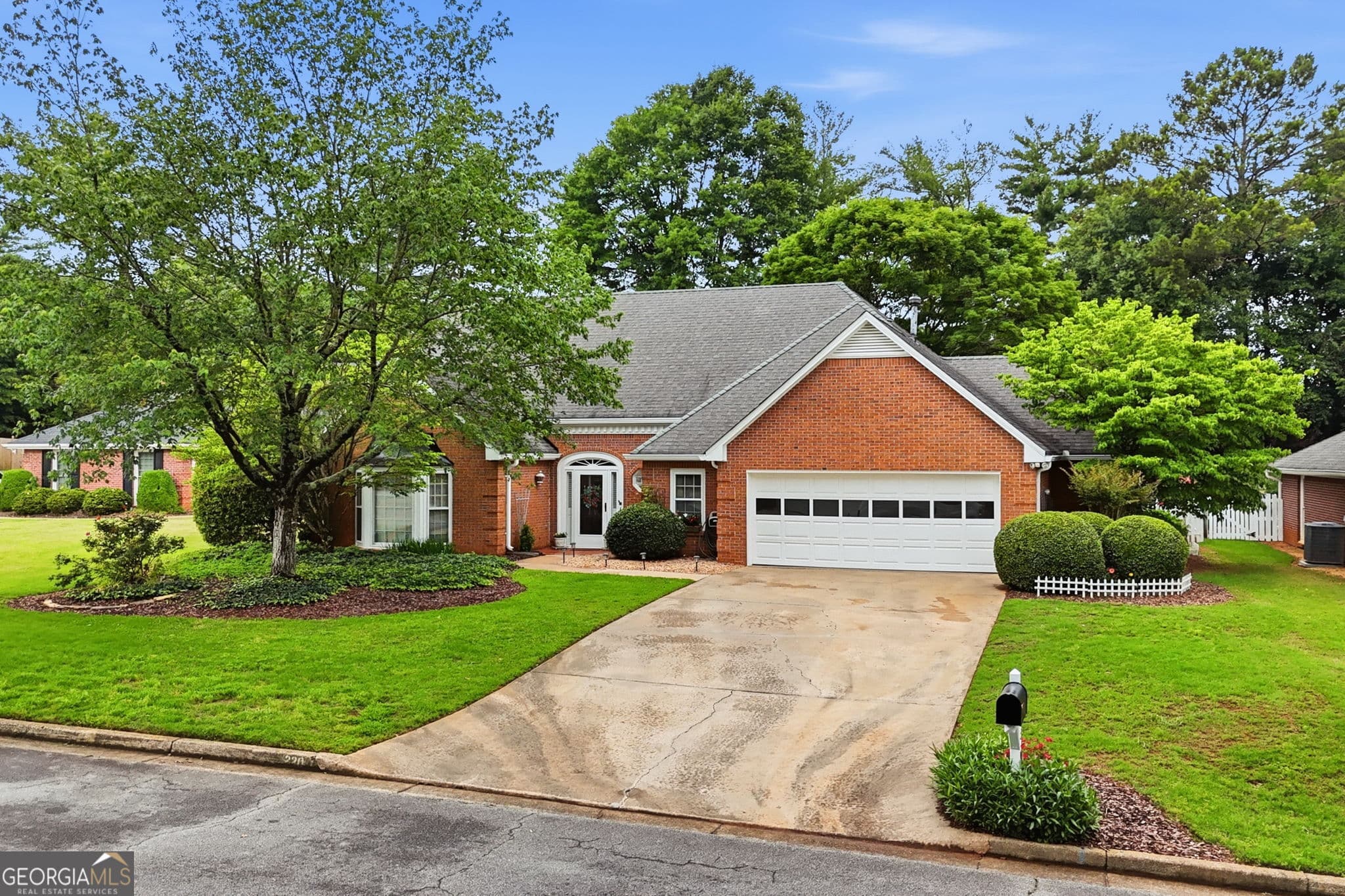 3 bedroom, 3.5 bathroom, 2,480 sq ft single family residence sold at 220 Stepping Stone Drive, Alpharetta, GA 30004