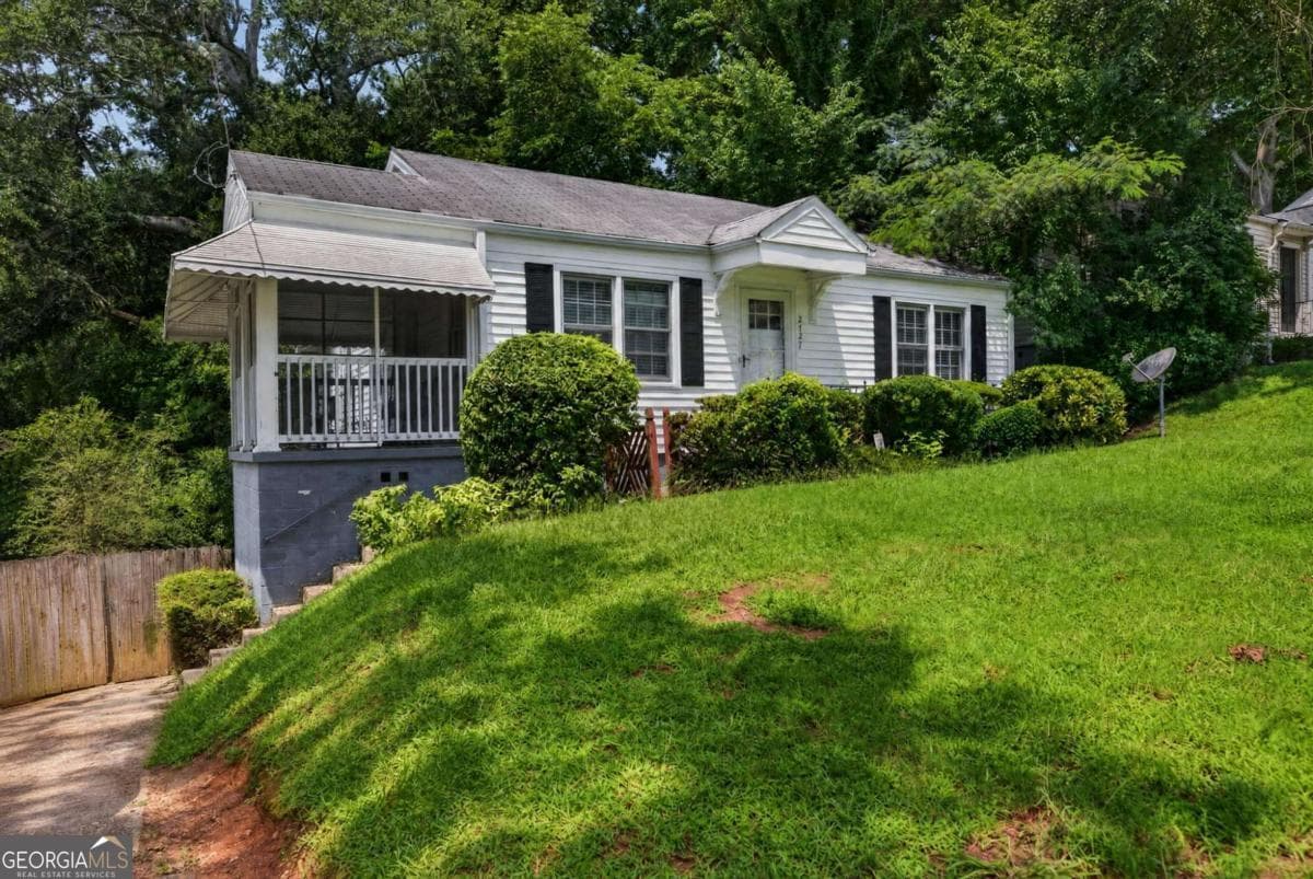 2 bedroom, 1 bathroom, 872 sq ft single family residence for sale at 2727 Humphries Street, East Point, GA 30344 — photo 3