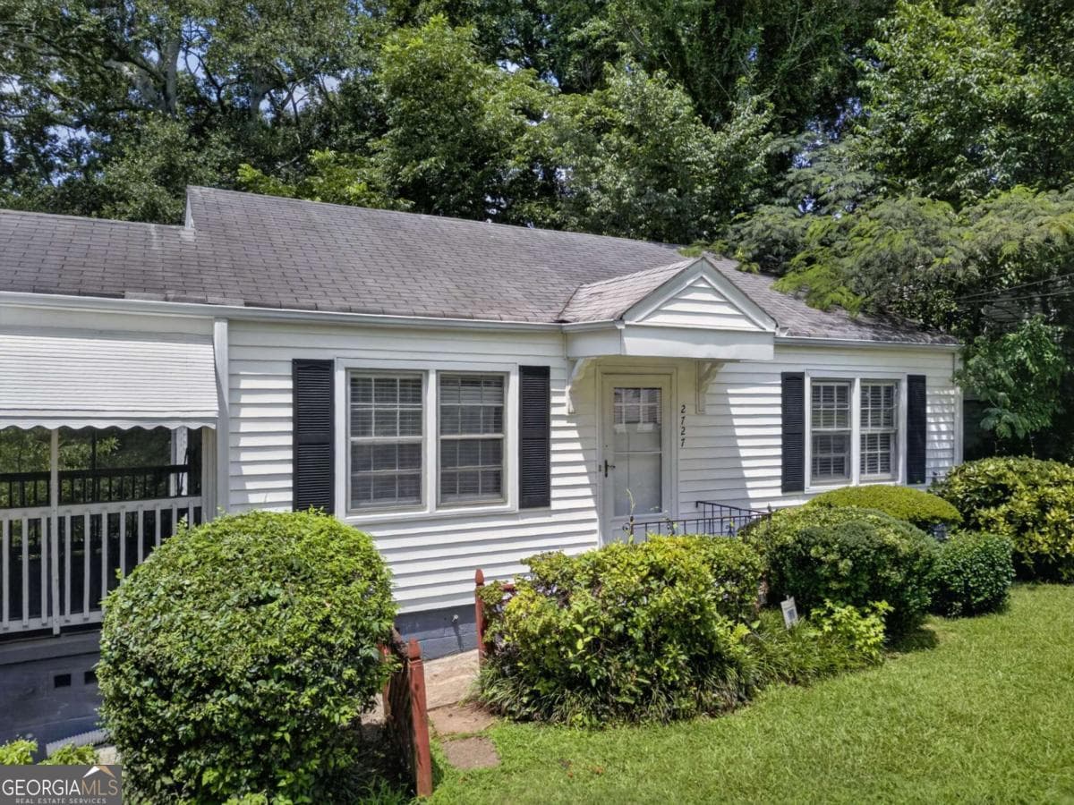 2 bedroom, 1 bathroom, 872 sq ft single family residence for sale at 2727 Humphries Street, East Point, GA 30344 — photo 1 of 31