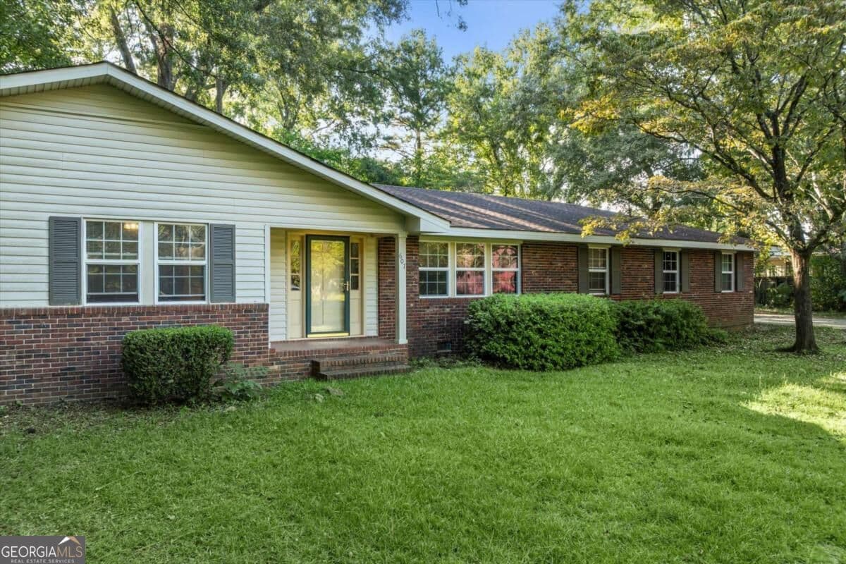 3 bedroom, 2 bathroom, 1,670 sq ft single family residence for sale at 607 Hardeman Avenue, Fort Valley, GA 31030 — photo 5