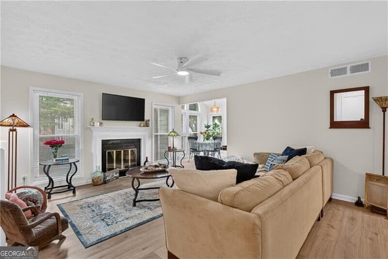 2 bedroom, 2 bathroom, 1,200 sq ft condominium for sale at 1005 Canyon Point Circle, Roswell, GA 30076 — photo 2