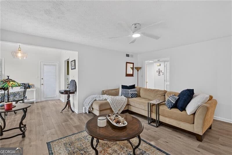2 bedroom, 2 bathroom, 1,200 sq ft condominium for sale at 1005 Canyon Point Circle, Roswell, GA 30076 — photo 3