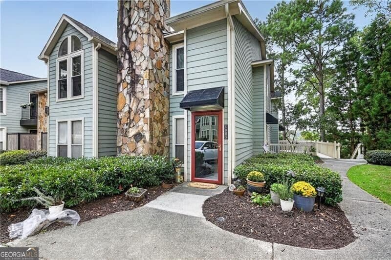 2 bedroom, 2 bathroom, 1,200 sq ft condominium for sale at 1005 Canyon Point Circle, Roswell, GA 30076