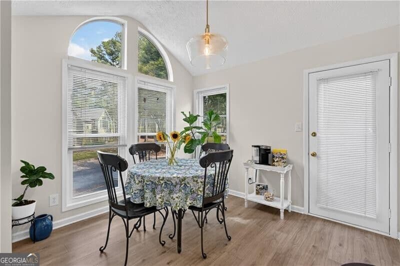 2 bedroom, 2 bathroom, 1,200 sq ft condominium for sale at 1005 Canyon Point Circle, Roswell, GA 30076 — photo 4