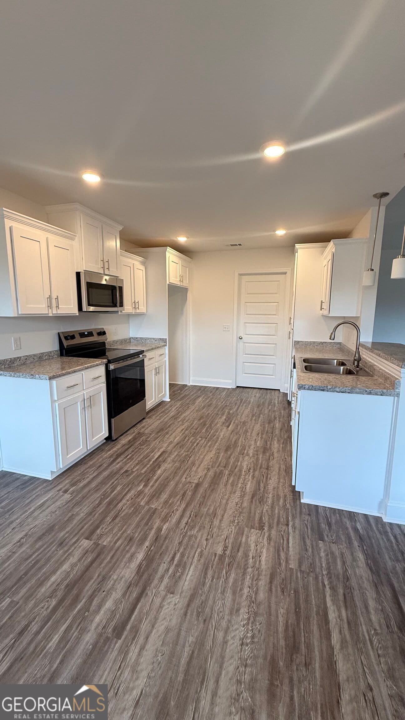 3 bedroom, 2 bathroom, 1,500 sq ft single family residence under contract at 670 Belfast Loop 187, Ellabell, GA 31308 — photo 3