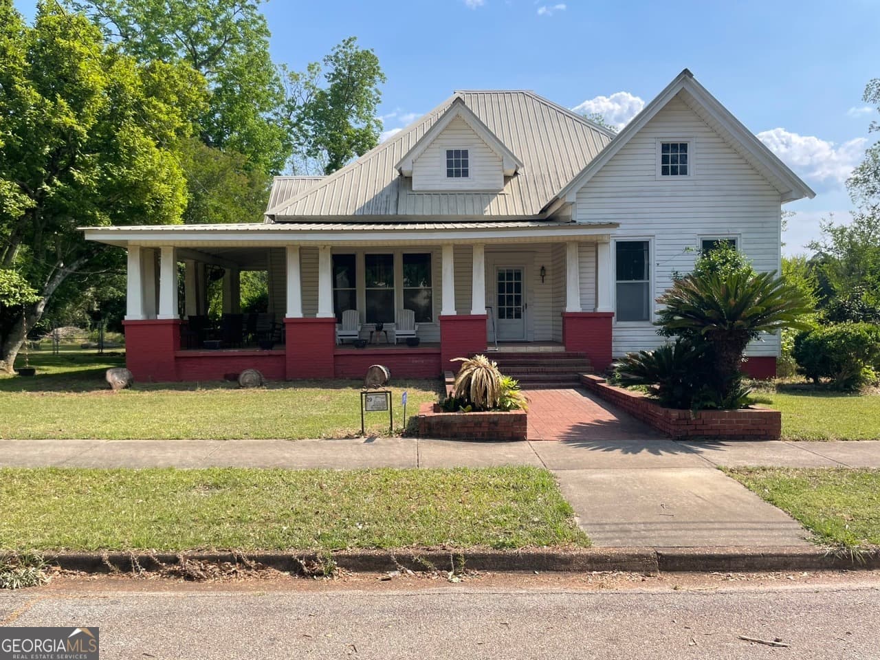 5 bedroom, 3 bathroom, 2,959 sq ft single family residence for sale at 170 W Broad Street, Richland, GA 31825