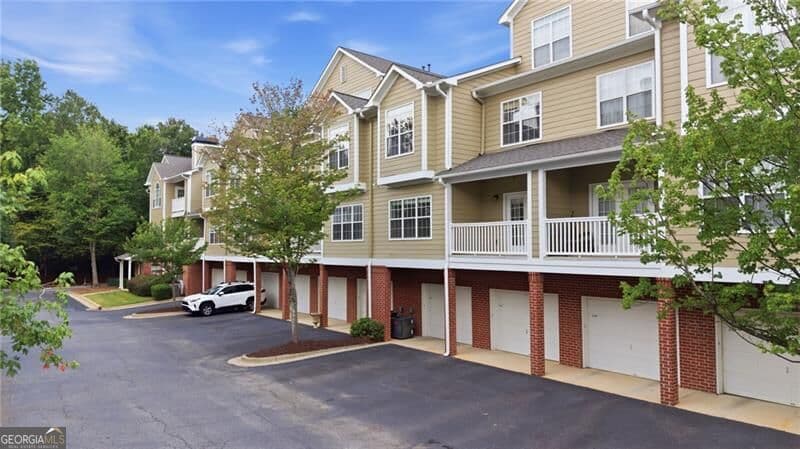 2 bedroom, 2.5 bathroom, 1,379 sq ft townhouse for sale at 5110 Woodland Lane, Alpharetta, GA 30009 — photo 1 of 42