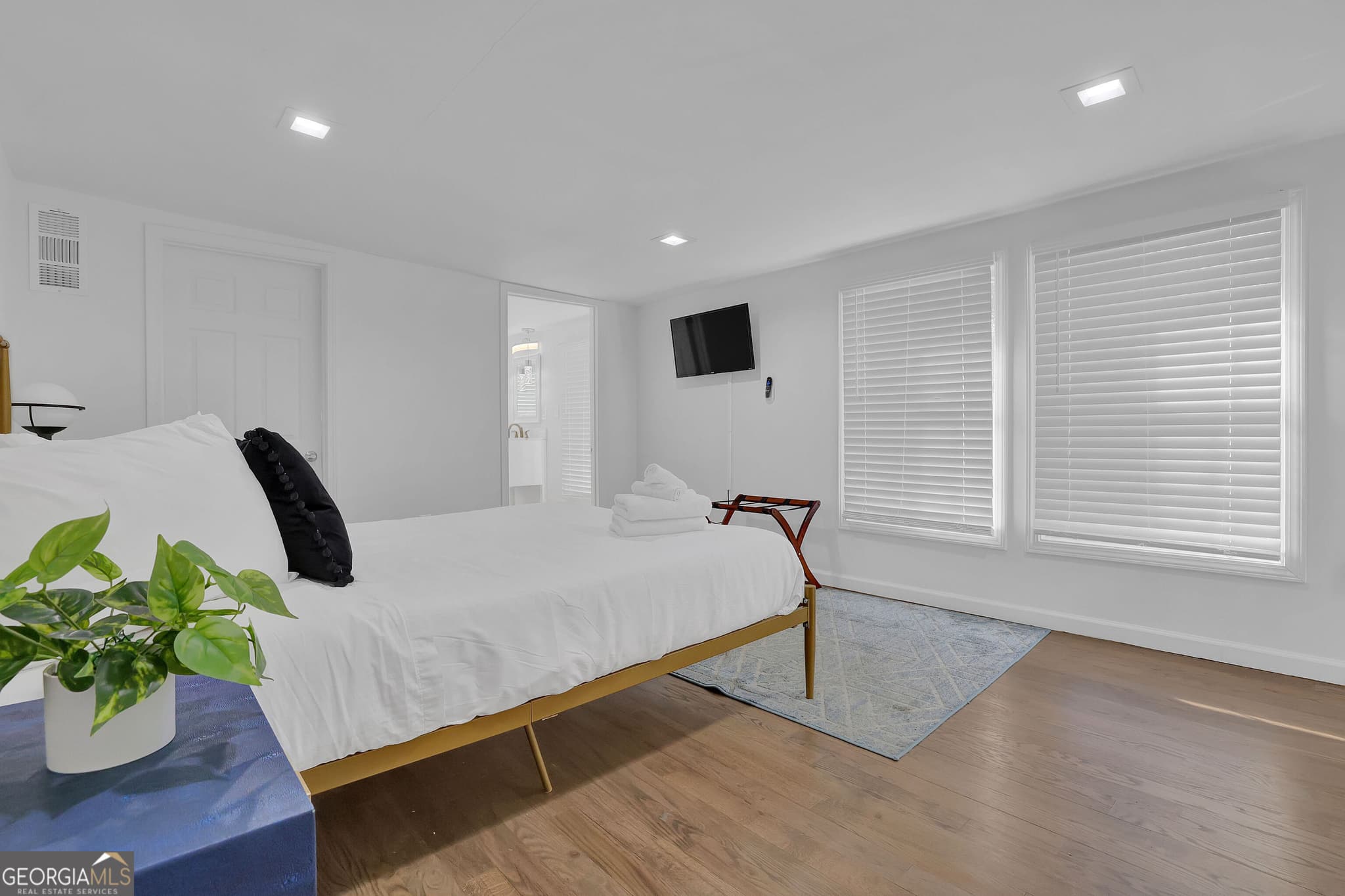 8 bedroom, 6 bathroom, 5,000 sq ft single family residence for rent at 1100 Janes Lane, Atlanta, GA 30324 for $14,000 a month — photo 6