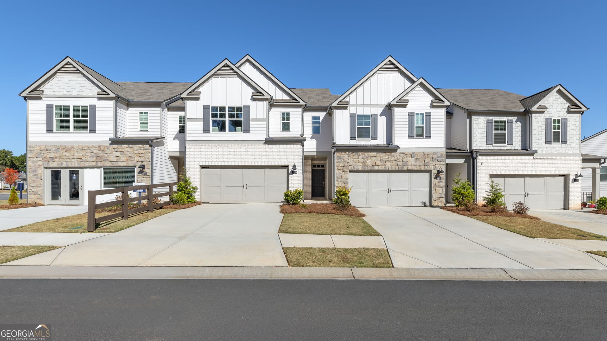 3 bedroom, 2.5 bathroom, 2,026 sq ft townhouse for sale at 4814 Guava Trace, Acworth, GA 30101 — photo 1 of 31
