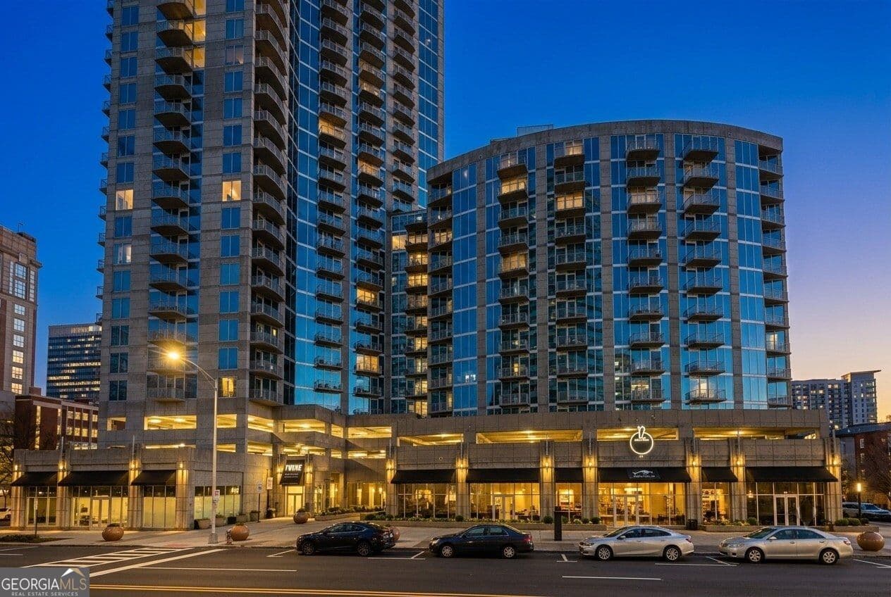 2 bedroom, 2 bathroom, 1,075 sq ft condominium for rent at 400 W Peachtree Street 2006, Atlanta, GA 30308 for $2,690 a month — photo 1 of 34