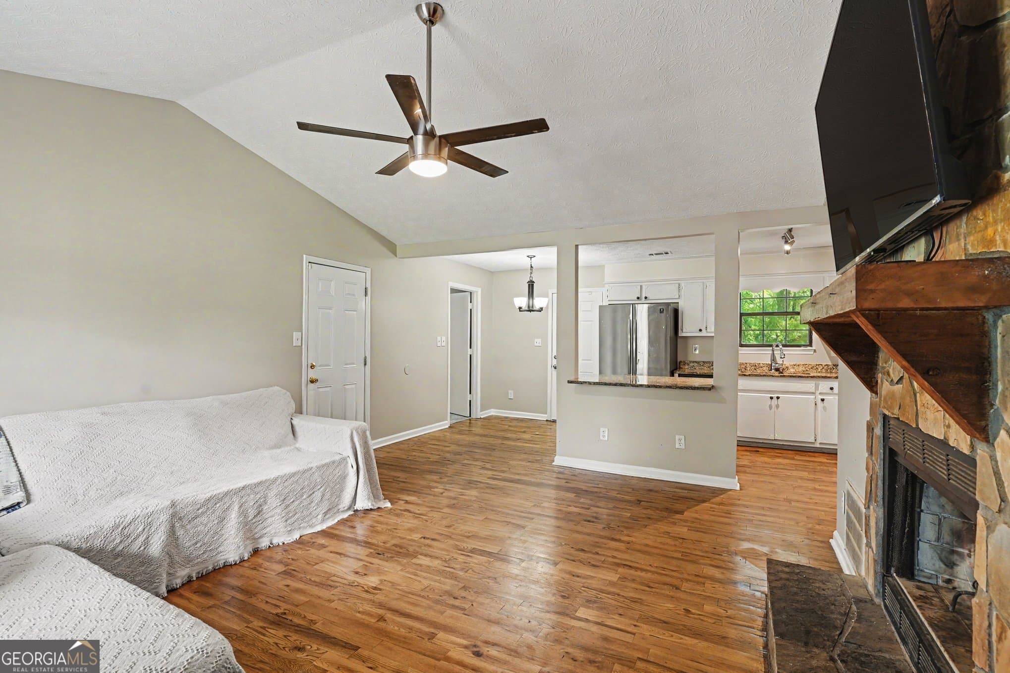 3 bedroom, 2 bathroom, 1,202 sq ft single family residence for sale at 418 Sir Winston Court, Jonesboro, GA 30238 — photo 3