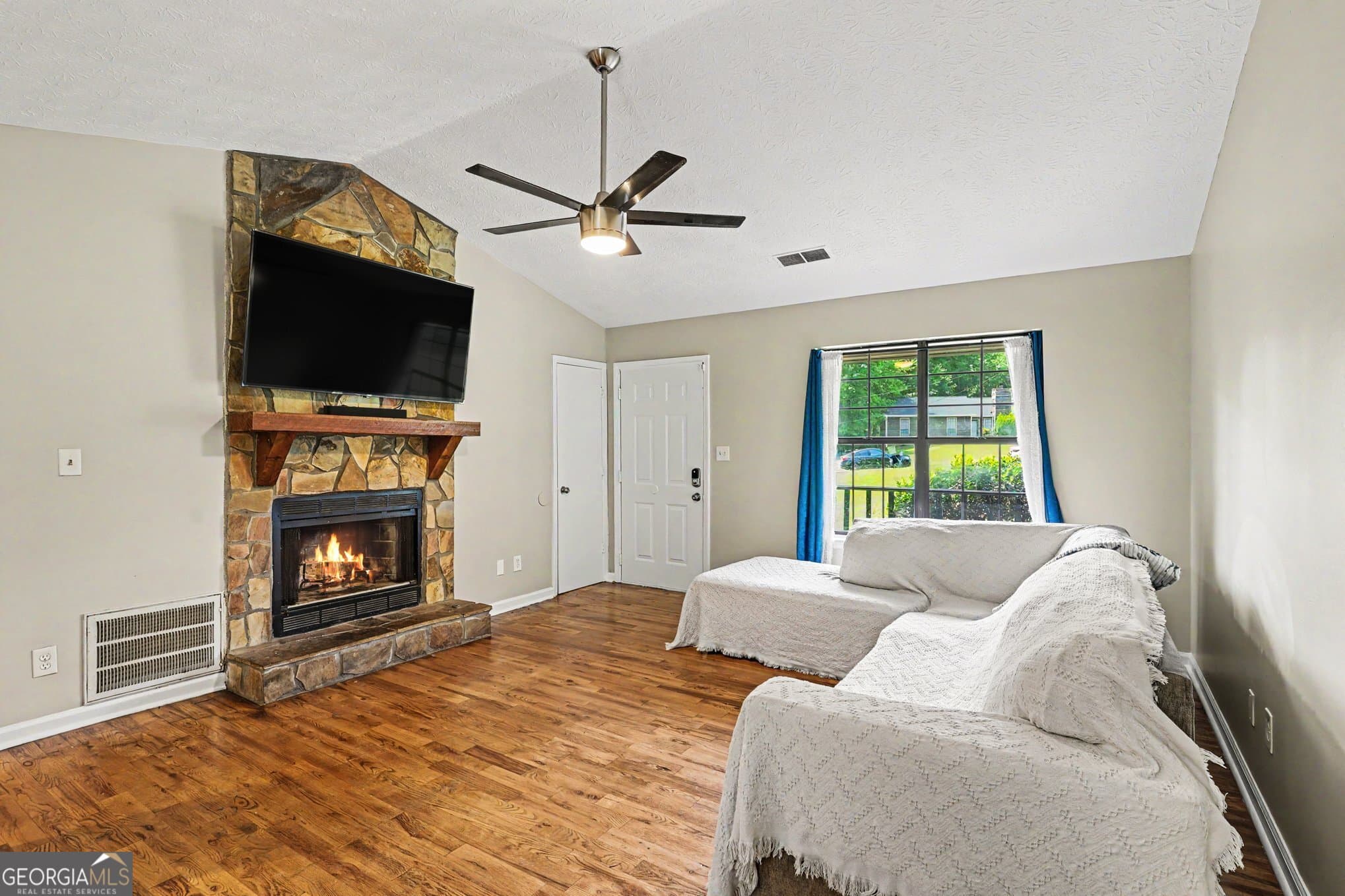 3 bedroom, 2 bathroom, 1,202 sq ft single family residence for sale at 418 Sir Winston Court, Jonesboro, GA 30238 — photo 5