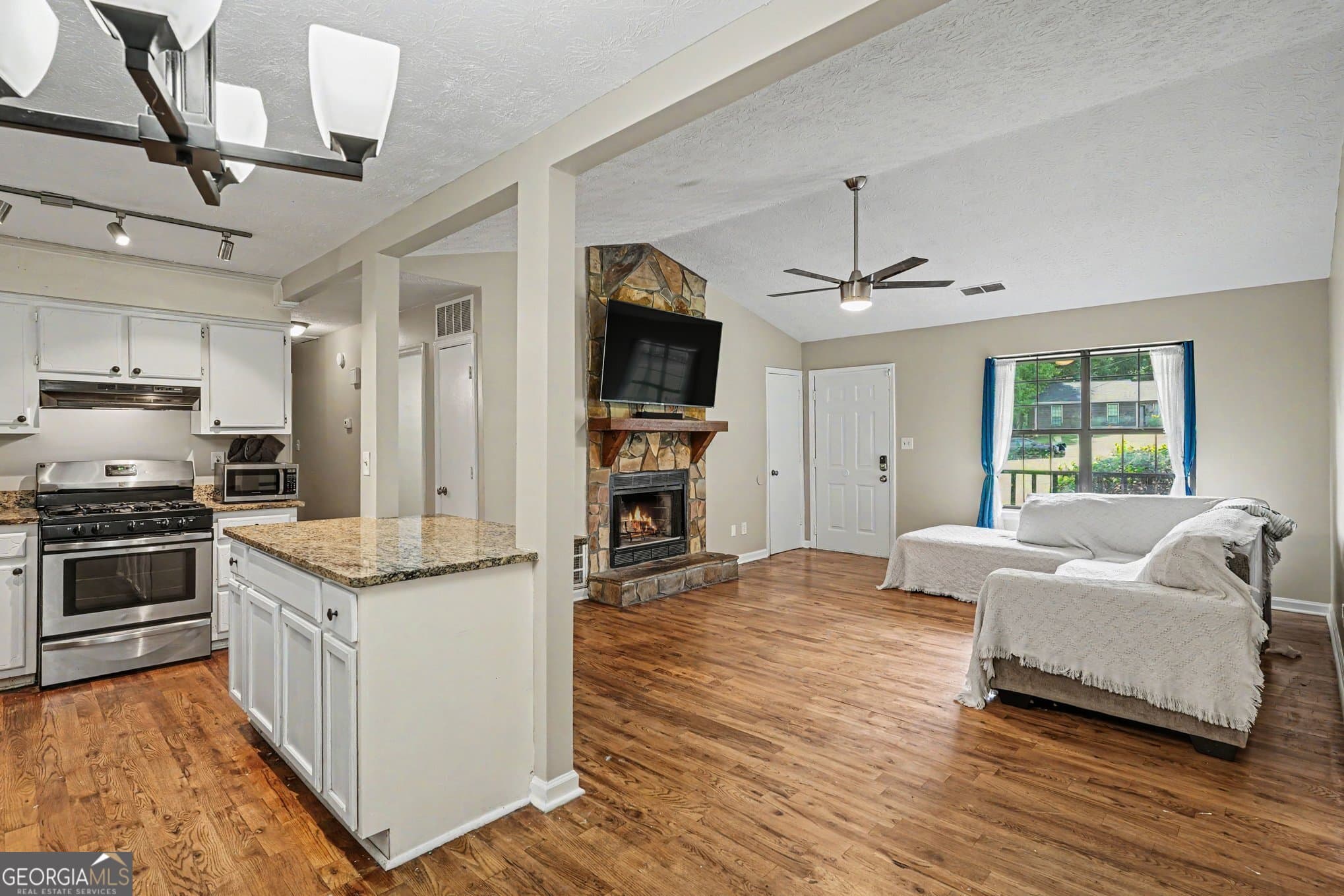 3 bedroom, 2 bathroom, 1,202 sq ft single family residence for sale at 418 Sir Winston Court, Jonesboro, GA 30238 — photo 8
