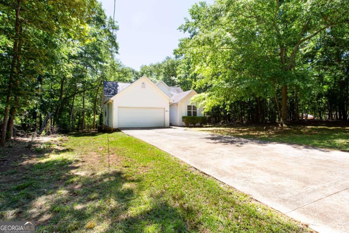 3 bedroom, 2 bathroom, 1,292 sq ft single family residence for sale at 8071 Beachwood Drive, Murrayville, GA 30564 — photo 2