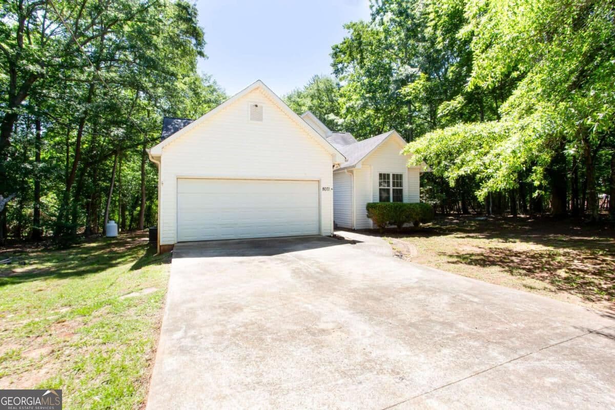 3 bedroom, 2 bathroom, 1,292 sq ft single family residence for sale at 8071 Beachwood Drive, Murrayville, GA 30564 — photo 1 of 35