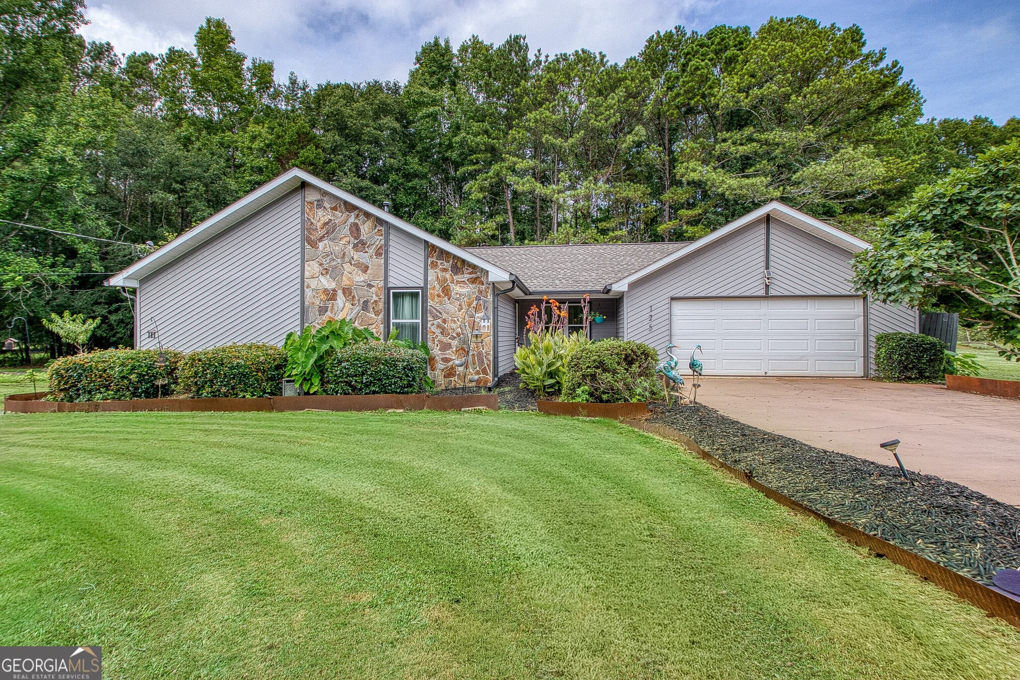 3 bedroom, 2 bathroom, 1,532 sq ft single family residence for sale at 125 Grandchester Way, Fayetteville, GA 30215 — photo 2