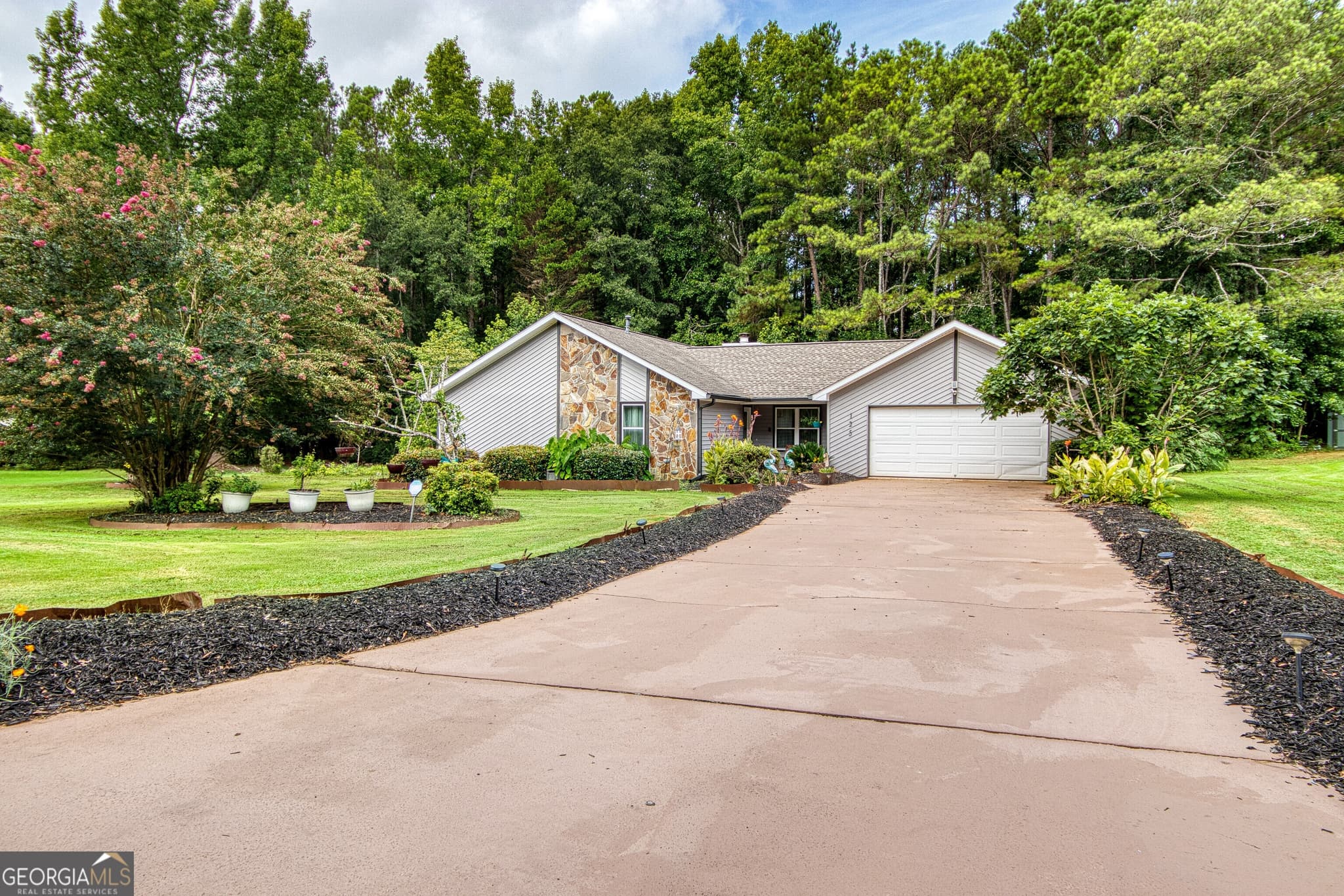 3 bedroom, 2 bathroom, 1,532 sq ft single family residence for sale at 125 Grandchester Way, Fayetteville, GA 30215 — photo 3